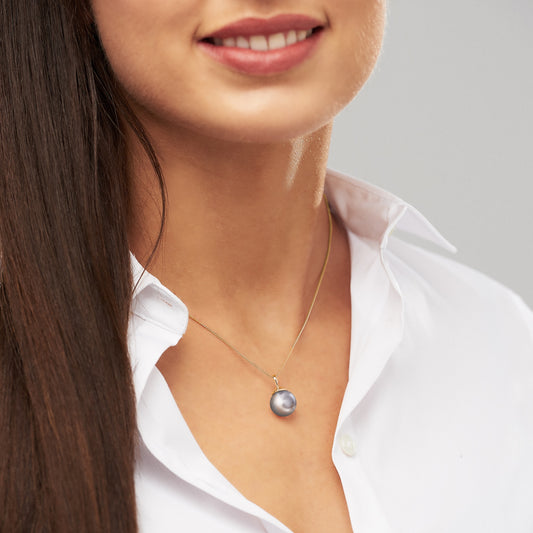 Single grey pearl pendant necklace on dainty gold chain