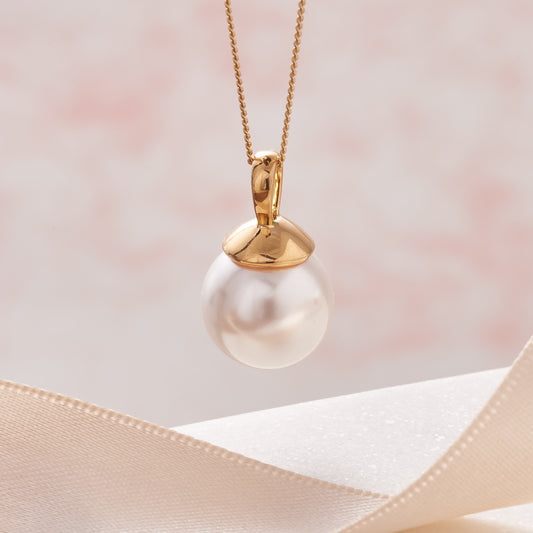 White pearl pendant necklace in 18 carat gold on fine gold chain