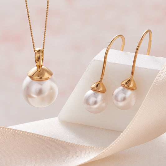 White pearl pendant and drop earring set in yellow gold vermeil